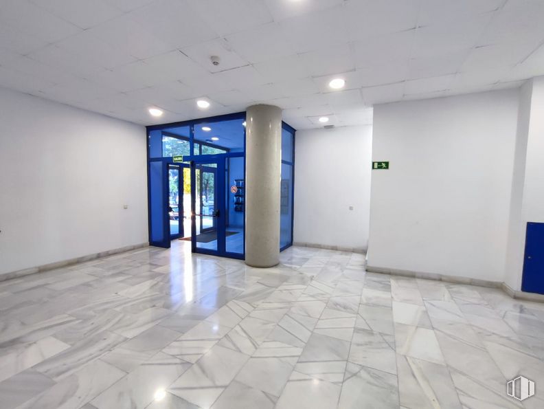 Oficina en venta en Edificio Vallausa, Avenida Albufera, 323, Puente de Vallecas, Madrid, 28038 con edificio, accesorio, pisos de baldosas, pavimento, piso, puerta, pasillo, techo, vidrio y ciudad alrededor