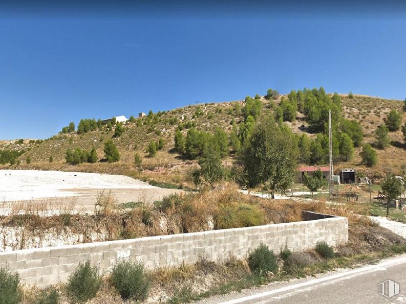 Land for sale at Carretera Madrid 2(I) Pol. 18 Parcela, 171, Almoguera, Guadalajara, 19115 with sky, plant, tree, mountain, road surface, asphalt, slope, natural landscape, landscape and road around