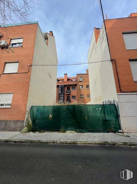 Land for sale at Calle Nuestra Señora de la Antigua, Carabanchel, Madrid, 28025 with window, building, wall, neighbourhood, residential area, urban design, human settlement, composite material, apartment and suburb around