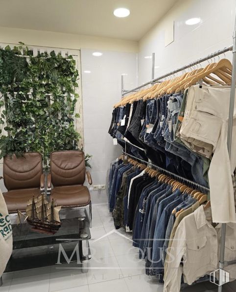 Retail for sale at Calle San Joaquín, Centro, Madrid, 28004 with furniture, plant, flowerpot, automotive design, clothes hanger, houseplant, automotive tire, sleeve, sportswear and t-shirt around