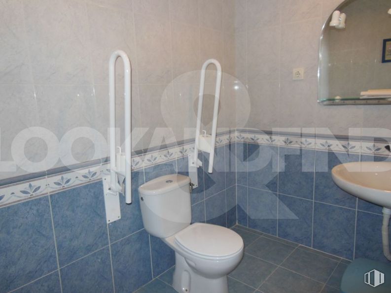 Retail for sale at Buenavista, Toledo, 45005 with toilet, sink, mirror, plumbing fixture, property, white, building, tap, bathroom and bathroom sink around