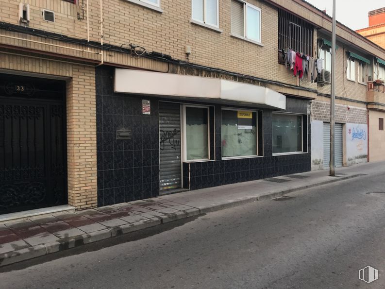 Local en venta en Calle Paloma, 33, Parla, Madrid, 28980 con ventana, edificio, puerta, superficie de carretera, ladrillo, asfalto, barrio, acera, ciudad y carretera alrededor