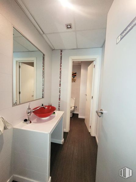 Retail for sale at Calle Francisco Largo Caballero, Alcobendas, Madrid, 28100 with sink, mirror, bathroom cabinet, tap, property, building, bathroom sink, plumbing fixture, fixture and fluid around