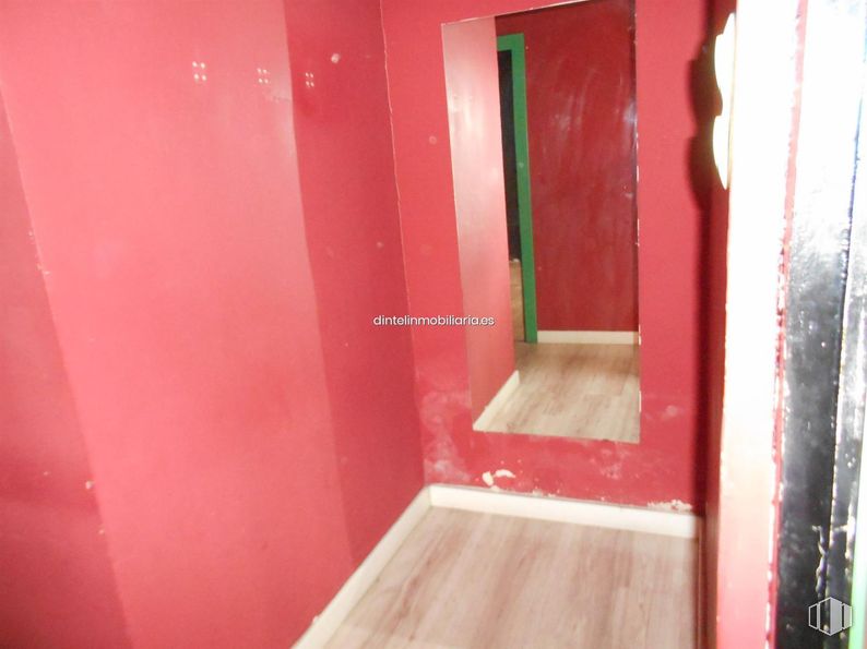 Local en alquiler en Zona Sur - Toledana, Ávila, 05003 con rojo, pared, suelos, madera, suelo, rosa, habitación, tinte para madera, pintura y madera dura alrededor