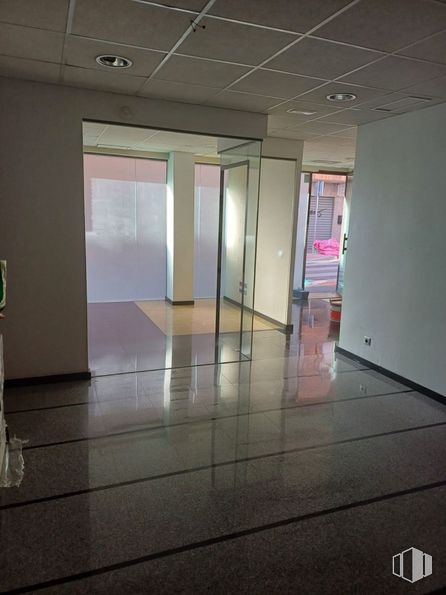 Retail for rent at Ronda Plazuela, Las Rozas de Madrid, Madrid, 28230 with fixture, interior design, flooring, floor, door, hall, tints and shades, building, ceiling and event around