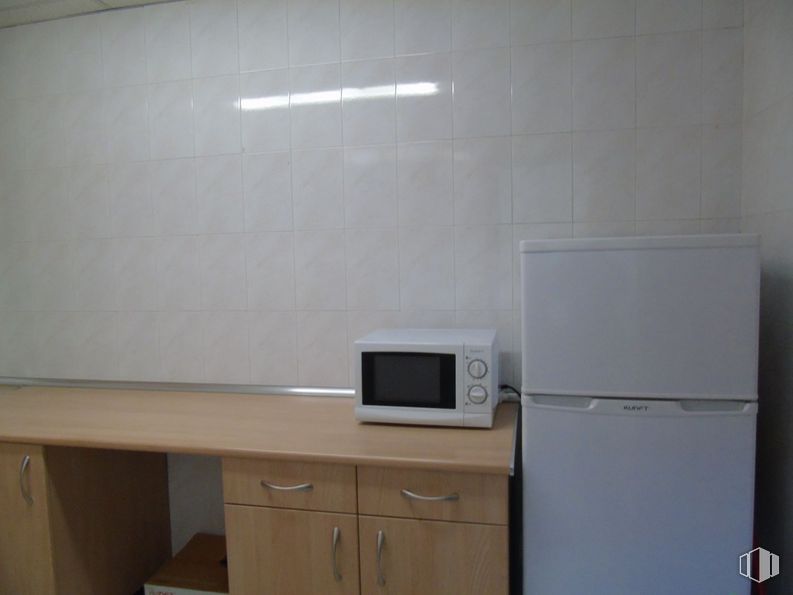 Oficina en alquiler en Zona Praderón, San Sebastián de los Reyes, Madrid, 28700 con refrigerador, horno microondas, ebanistería, propiedad, cajón, madera, aparato de cocina, encimera, electrodoméstico y pavimentos alrededor