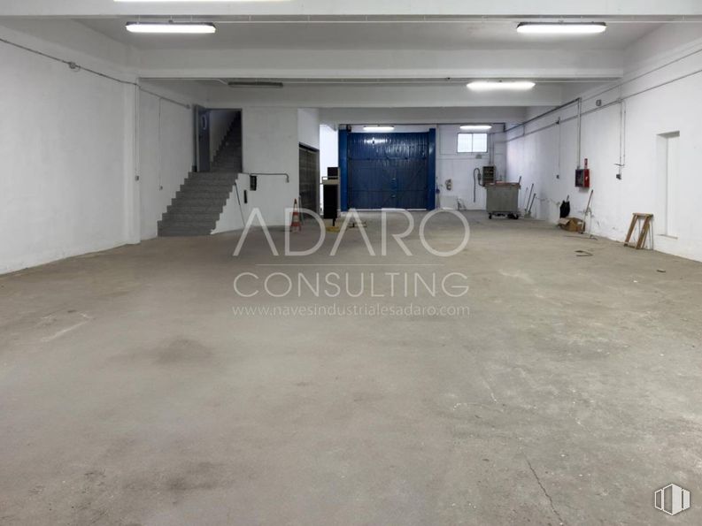 Industrial for rent at Calle Gamonal, Villa de Vallecas, Madrid, 28031 with light fixture, flooring, floor, ceiling, concrete, hall, parking, parking lot, basement and aluminium around