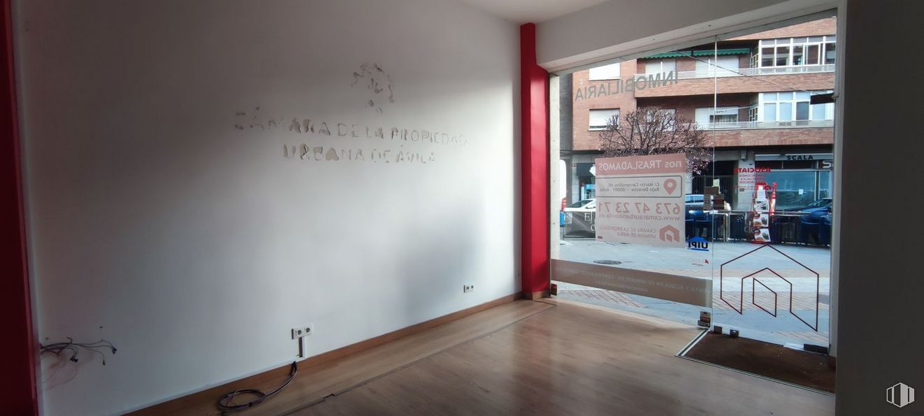 Retail for rent at Avenida Portugal, Ávila, 05001 with handwriting, building, whiteboard, wood, line, window, flooring, hardwood, houseplant and ceiling around