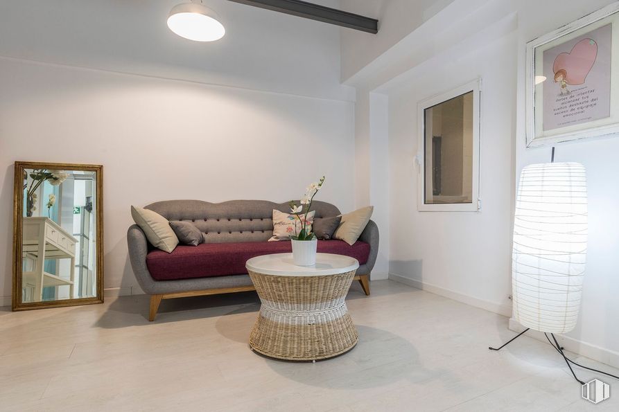 Local en venta en Plaza Luca de Tena, Arganzuela, Madrid, 28045 con sofá, lámpara, lámpara, alumbrado, cojín, mueble, interiorismo, pared, suelos y madera alrededor