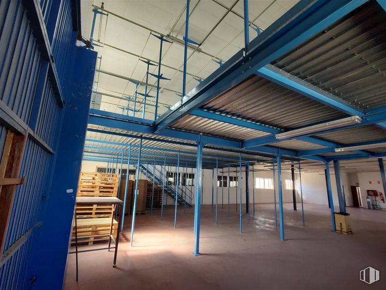 Industrial for sale at Avenida Cañales, 4, Chapinería, Madrid, 28694 with ceiling, floor, composite material, metal, building material, engineering, hall, beam, daylighting and steel around