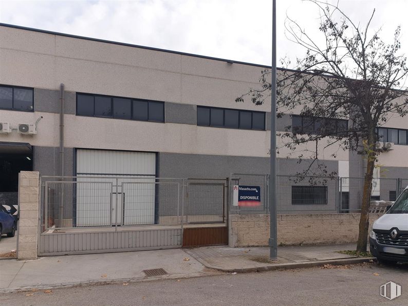 Nave en alquiler en Zona industrial Villaverde, Villaverde, Madrid, 28021 con ventana, edificio, coche, luz de estacionamiento, cielo, nube, árbol, vehículo, asfalto y zona residencial alrededor