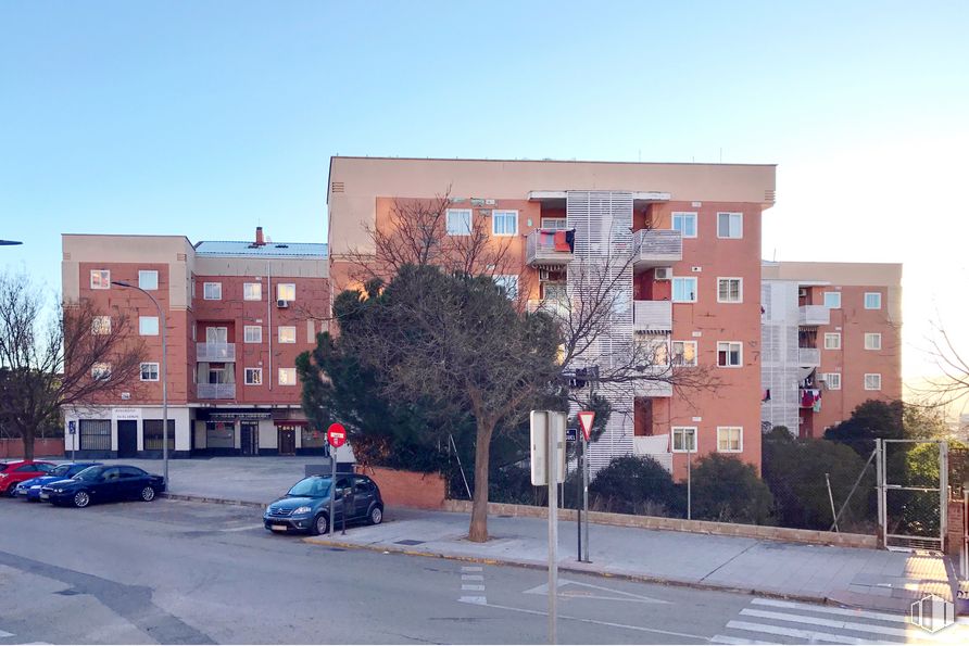 Local en venta en Calle San Miguel, 15, Azuqueca de Henares, Guadalajara, 19200 con coche, edificio, cielo, ventana, rueda, planta, árbol, vehículo, diseño urbano y condominio alrededor