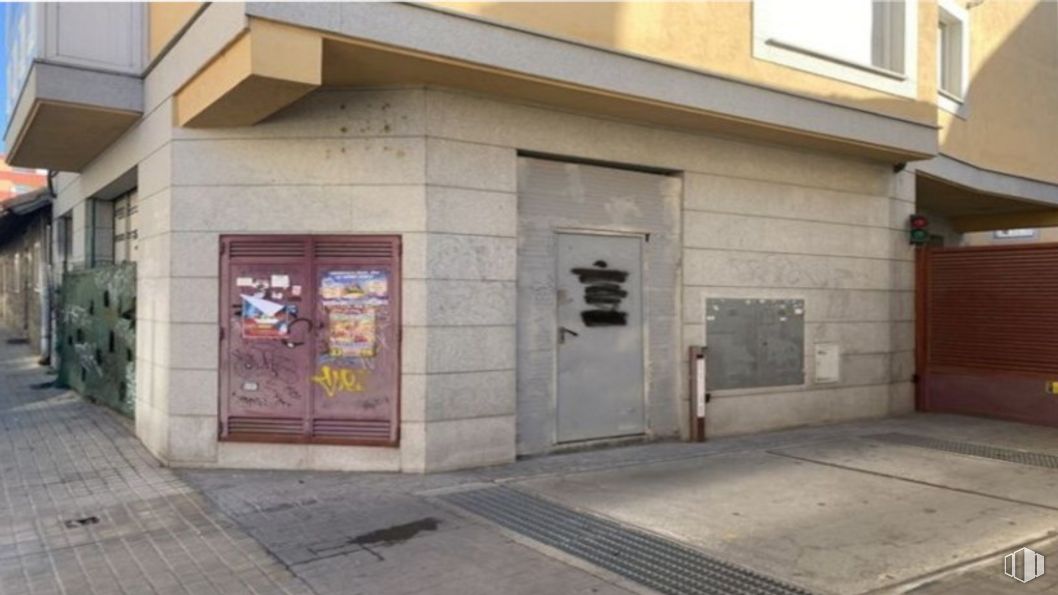 Local en alquiler y venta en Calle Narciso Martínez Cabezas, 14 B, Collado Villalba, Madrid, 28400 con ventana, puerta, edificio, fachada, superficie de la carretera, acera, accesorio, ciudad, material compuesto y hormigón alrededor