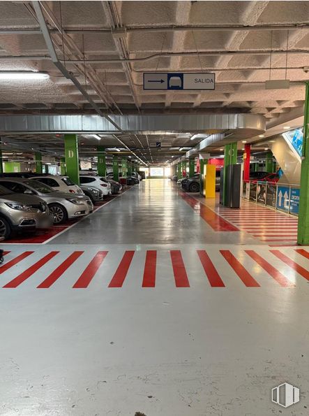 Retail for rent at Avenida Juan XXIII, Pozuelo de Alarcón, Madrid, 28224 with car, wheel, tire, flooring, floor, ceiling, parking lot, fluorescent lamp, hall and cleanliness around