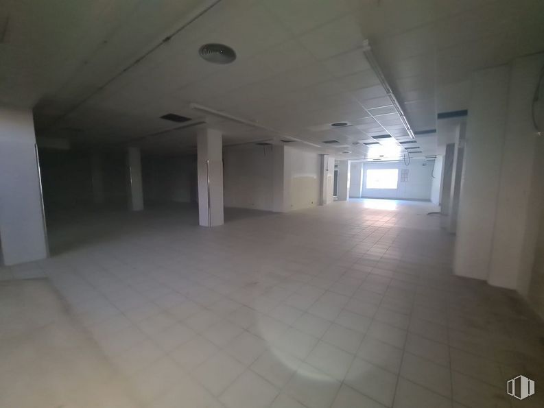 Retail for sale at Paseo de Ezequiel González, Segovia, 40002 with light fixture, fixture, floor, flooring, composite material, ceiling, space, hall, concrete and tile flooring around