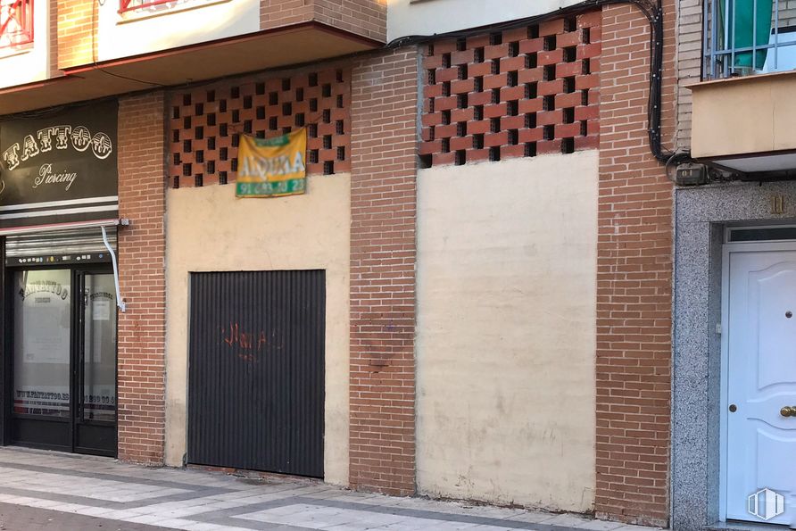 Retail for rent at Calle Gálvez, 5, Getafe, Madrid, 28902 with door, window, property, fixture, building, wood, architecture, brickwork, brick and neighbourhood around