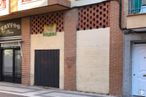 Retail for rent at Calle Gálvez, 5, Getafe, Madrid, 28902 with door, window, property, fixture, building, wood, architecture, brickwork, brick and neighbourhood around