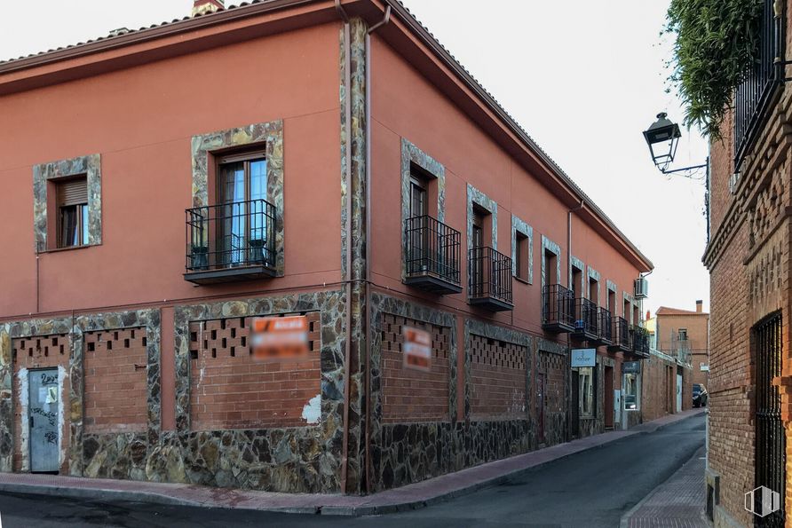 Retail for sale at Calle Carreteros, 9, Loeches, Madrid, 28890 with window, building, sky, wood, road surface, plant, facade, brick, city and road around