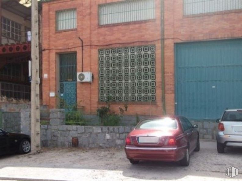 Industrial for sale at Polígono industrial El Cerro, Segovia, 40006 with car, window, building, wheel, automotive parking light, land vehicle, tire, property, vehicle and plant around