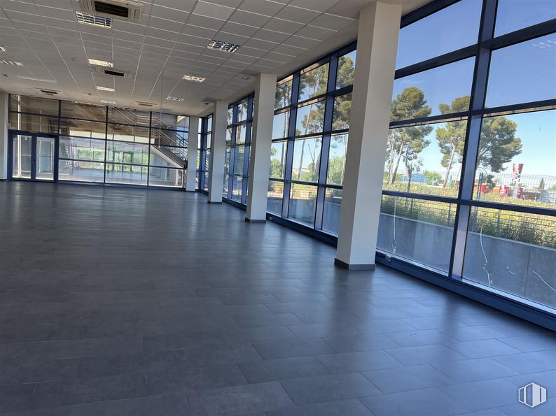 Industrial for sale at Torre 1, Avenida Madrid, 88, Arganda del Rey, Madrid, 28500 with fixture, floor, hall, plant, flooring, building, shade, commercial building, facade and tile flooring around