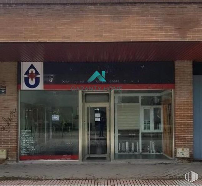 Local en alquiler en Zona La Avanzada, Fuenlabrada, Madrid, 28945 con puerta, accesorio, edificio, madera, gas, fachada, tintes y matices, fuente, simetría y edificio comercial alrededor