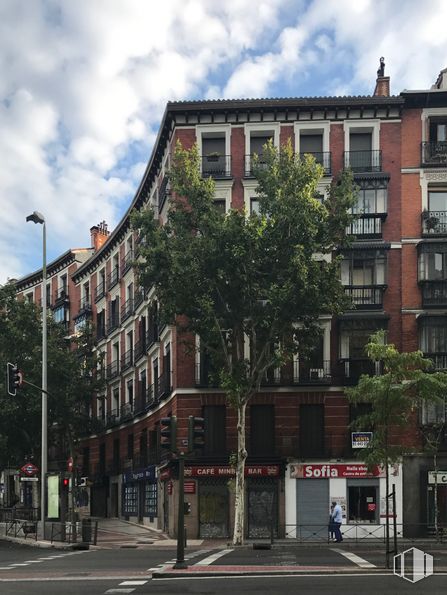 Local en venta en Glorieta Ruiz Jiménez, 5, Chamberí, Madrid, 28015 con edificio, nube, cielo, ventana, propiedad, luz de la calle, árbol, diseño urbano, condominio y zona residencial alrededor