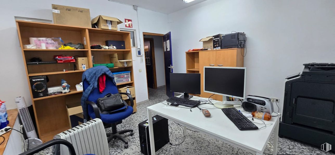 Nave en alquiler y venta en Calle Zaida, 89, Carabanchel, Madrid, 28019 con pantalla de ordenador, teclado del ordenador, estantería, escritorio, silla, mueble, dispositivo electrónico, periféricos, equipos de oficina y escritorio del ordenador alrededor