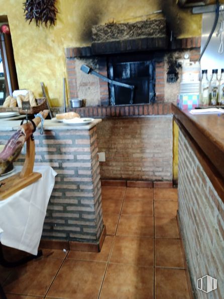 Retail for sale at Avenida Doctor Manuel Jarabo, 52, San Martín de la Vega, Madrid, 28330 with property, wood, countertop, picture frame, kitchen, flooring, floor, brick, cabinetry and brickwork around