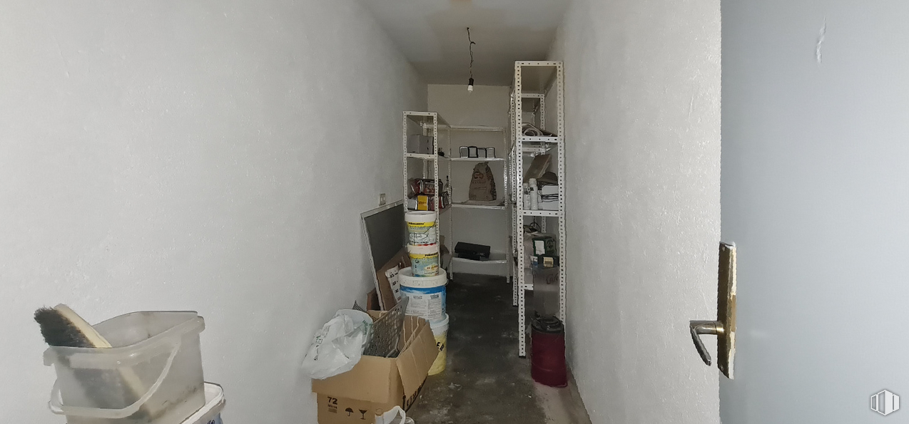 Local en alquiler y venta en Zona Río Alberche, Hormigos, Toledo, 45919 con productos envasados, edificio, madera, suelo, caja de envío, escalera, puerta, estante, estantería y madera alrededor