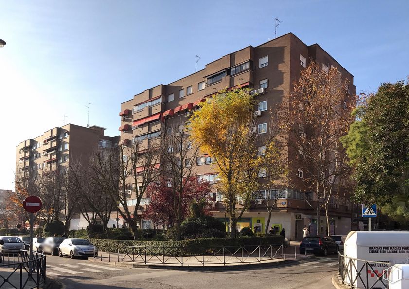 Local en alquiler en Calle Libertad, 28, Móstoles, Madrid, 28936 con edificio, cielo, planta, día, luz de la calle, vehículo, hoja, ventana, coche y árbol alrededor