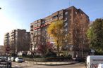 Local en alquiler en Calle Libertad, 28, Móstoles, Madrid, 28936 con edificio, cielo, planta, día, luz de la calle, vehículo, hoja, ventana, coche y árbol alrededor