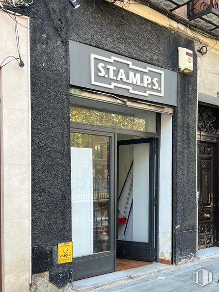 Retail for sale & for rent at Calle Trafalgar, Chamberí, Madrid, 28010 with door, fixture, font, facade, building, brick, gas, composite material, city and concrete around