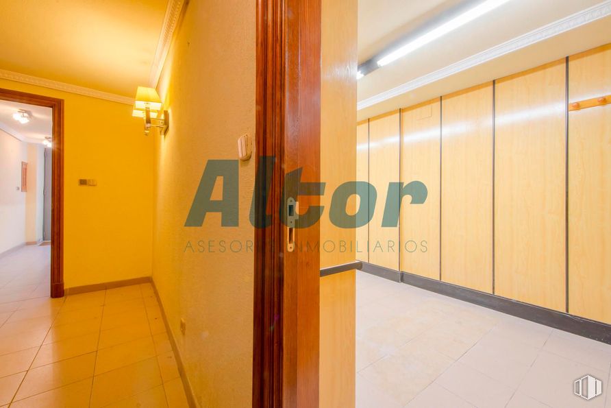 Local en venta en Calle de Alejandro Rodríguez, Tetuán, Madrid, 28039 con lámpara, alumbrado, suelo y tinte para madera alrededor