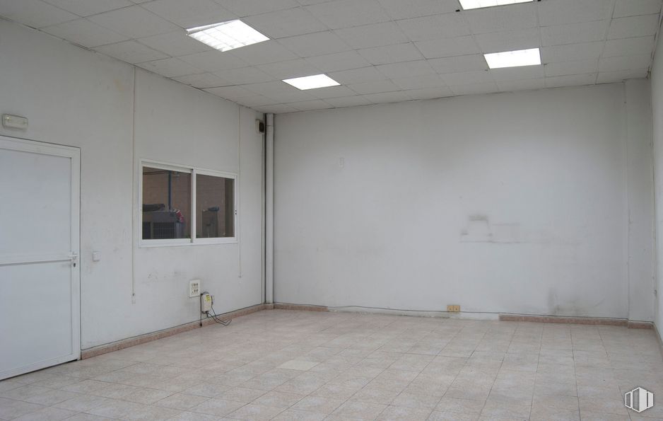 Nave en alquiler en Camino Hormigueras, Villa de Vallecas, Madrid, 28031 con ventana, puerta, madera, accesorio, pasillo, suelo, piso, techo, hormigón y madera alrededor