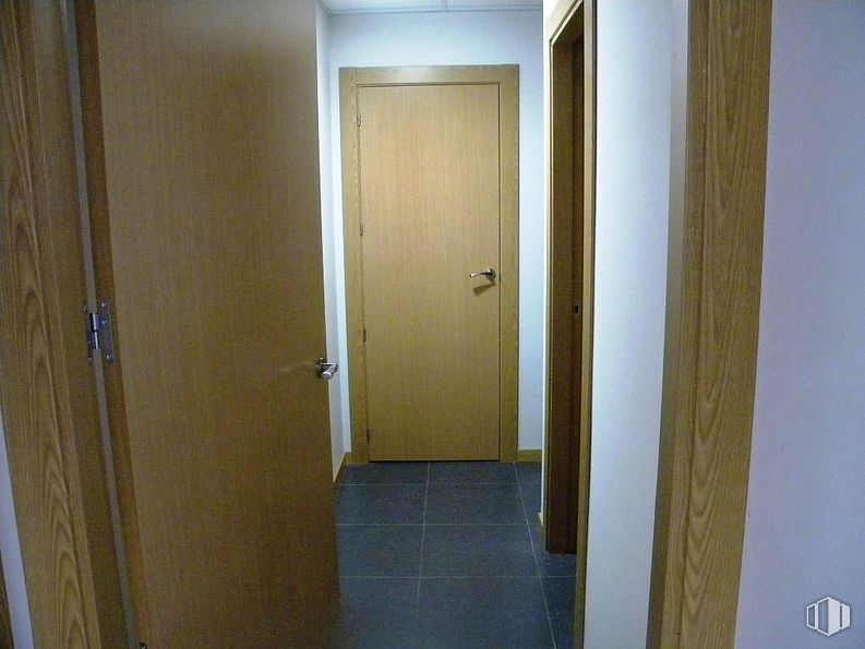 Retail for sale & for rent at Zona Centro de Azuqueca de Henares, Azuqueca de Henares, Guadalajara, 19200 with door, fixture, handle, wood, building, floor, flooring, composite material, hardwood and house around