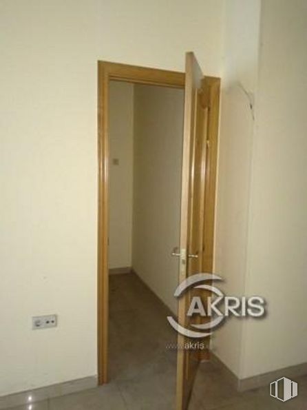 Retail for sale at Ronda Buenavista, Toledo, 04005 with mirror, door, building, fixture, handle, wood, floor, flooring, house and home door around