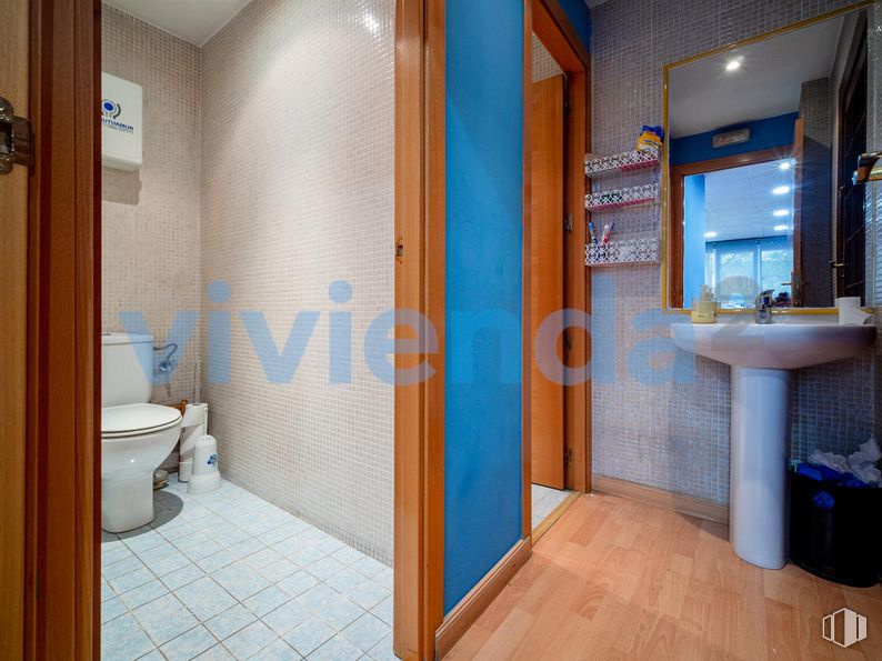 Oficina en venta en Zona Fuente del Berro, Salamanca, Madrid, 28028 con inodoro, fregadero, propiedad, accesorios de fontanería, espejo, grifo, morado, interiorismo, cuarto de baño y edificio alrededor