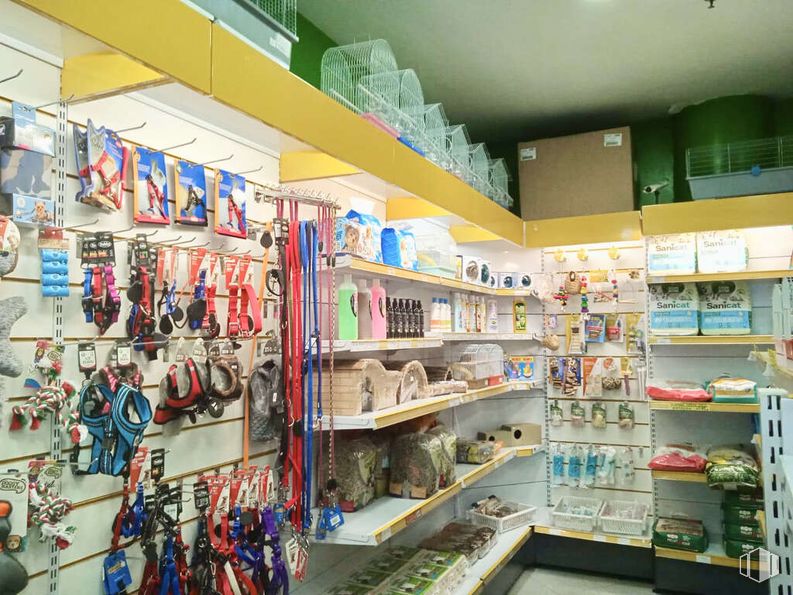 Retail for sale at Avenida Poblados, La Latina, Madrid, 28044 with shelf, shelving, retail, pet supply, personal care, convenience store, plastic, dog supply, canidae and supermarket around