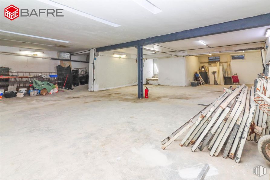 Industrial for sale at Calle Antonio Velasco Zazo, Usera, Madrid, 28026 with tire, wheel, floor, flooring, wood, hall, gas, composite material, engineering and fixture around