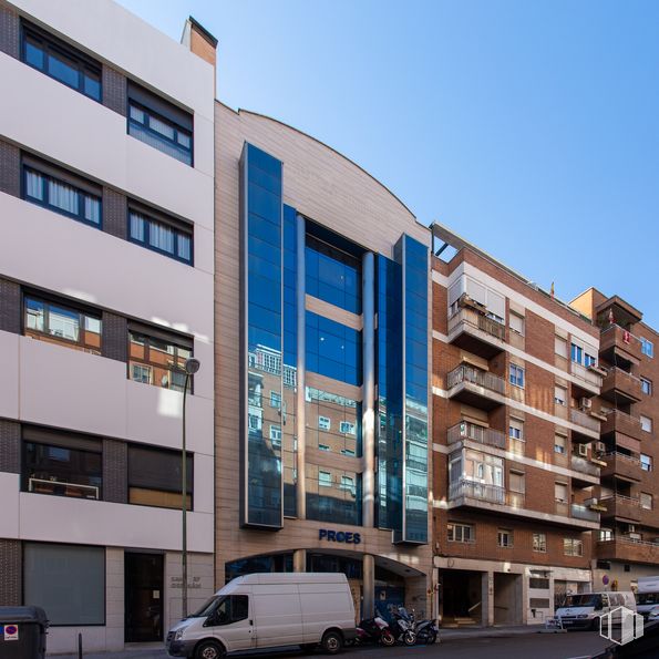 Oficina en alquiler en Zona Cuzco, Tetuán, Madrid, 28020 con camioneta, ventana, edificio, rueda, vehículo terrestre, neumático, coche, día, cielo y bloque de torres alrededor