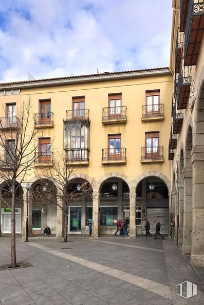 Oficina en alquiler en Zona Centro, Ávila, 05001 con ventana, edificio, tiempo de día, propiedad, planta, pared, vecindario, propiedad material, fachada y punto de referencia alrededor