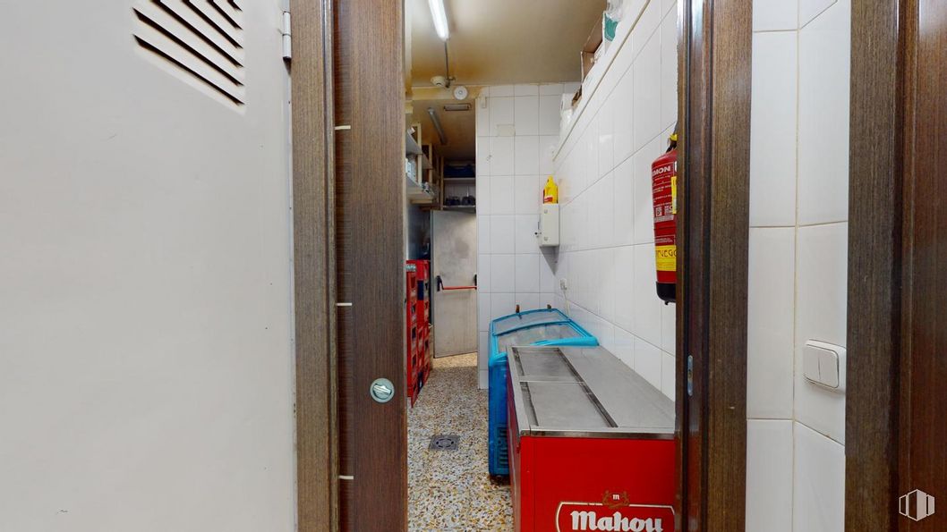 Local en venta en Calle Pont de Molins, Puente de Vallecas, Madrid, 28038 con electrodoméstico, accesorio, pared, suelos, gas, puerta, máquina, techo, habitación y aluminio alrededor