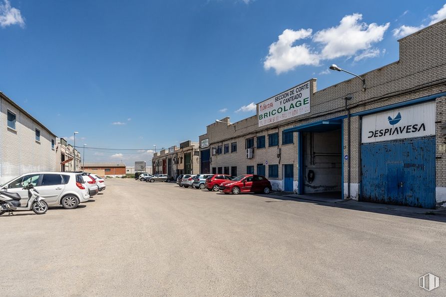 Nave en alquiler en Calle Pico Almanzor, 70, Humanes de Madrid, Madrid, 28970 con coche, edificio, nube, luz de estacionamiento, cielo, rueda, neumático, vehículo, ventana y asfalto alrededor