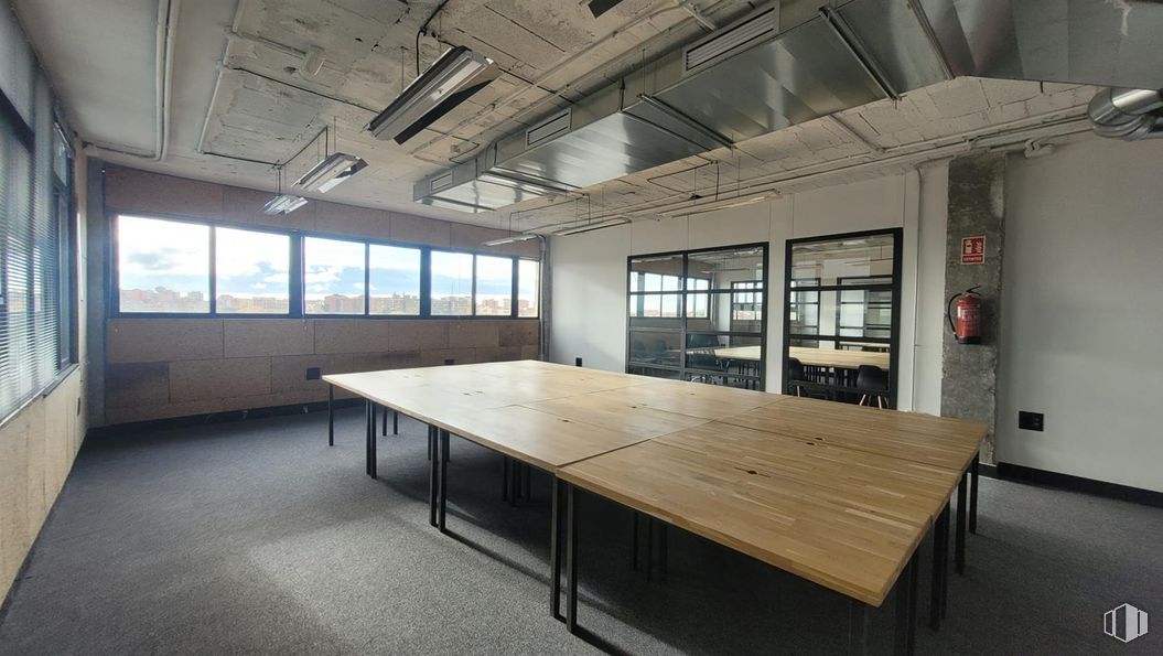 Office for sale & for rent at Avenida Institución Libre de Enseñanza, San Blas - Canillejas, Madrid, 28037 with table, light fixture, window, flooring, ceiling, floor, interior design, furniture, lighting and glass around