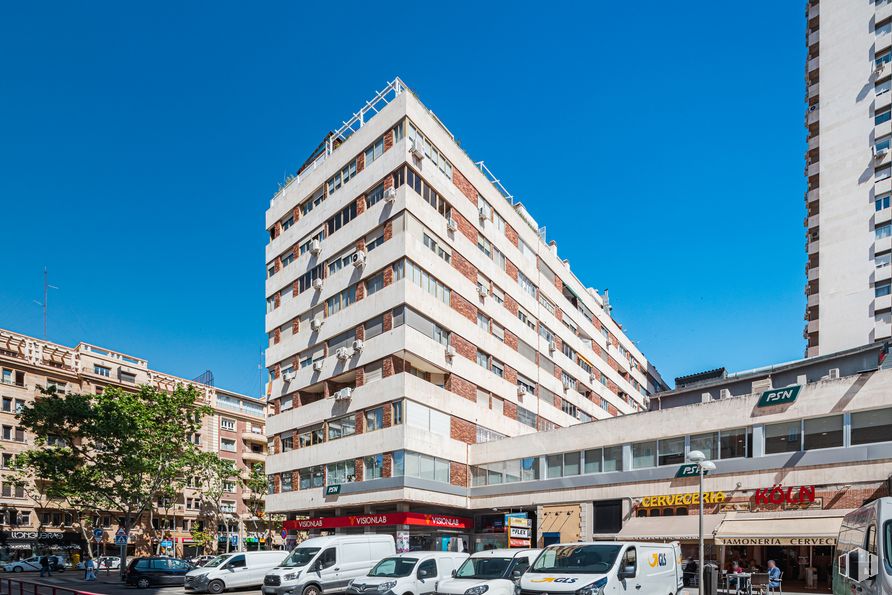 Oficina en alquiler en Calle Orense, 26, Tetuán, Madrid, 28020 con edificio, camioneta, coche, cielo, vehículo terrestre, rueda, rascacielos, vehículo, neumático y infraestructura alrededor