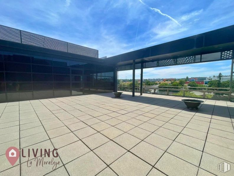 Office for rent at Zona Valdelacasa, Alcobendas, Madrid, 28108 with sky, cloud, plant, daytime, building, shade, road surface, asphalt, facade and urban design around