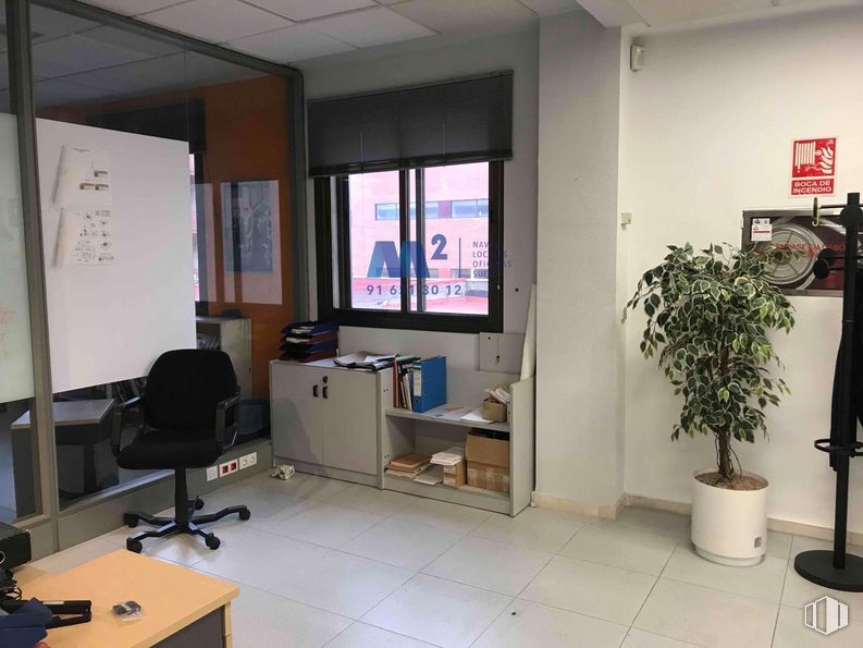 Oficina en venta en Zona San Blas, San Blas - Canillejas, Madrid, 28037 con planta de interior, maceta, silla, mesa, propiedad, planta, edificio, arquitectura, piso y ventana alrededor