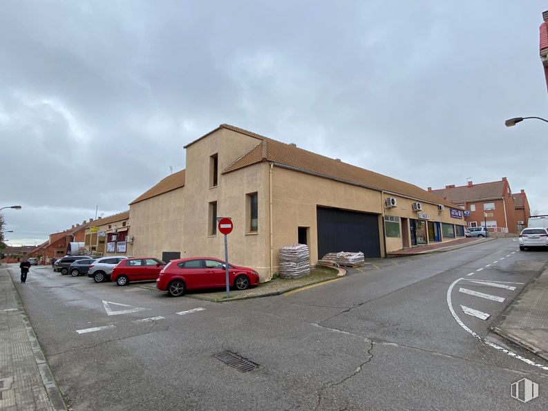 Nave en alquiler en Plaza Estalactitas, 1, Getafe, Madrid, 28905 con coche, edificio, luz de estacionamiento automotriz, cielo, nube, rueda, vehículo, casa, luz de la calle y asfalto alrededor