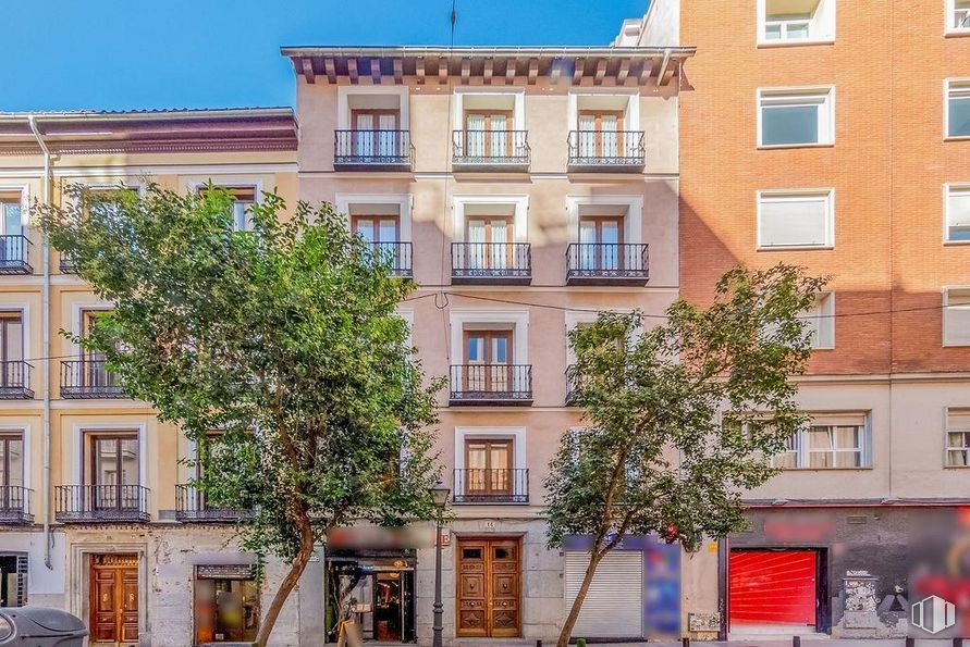 Retail for sale at Calle Desengaño, Centro, Madrid, 28004 with window, building, daytime, property, fixture, tree, urban design, condominium, neighbourhood and wall around