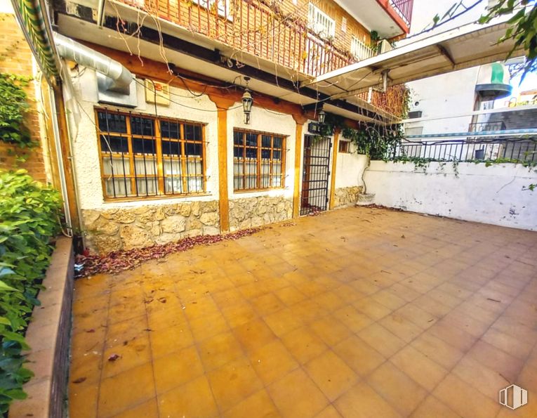 Local en venta en Zona Centro, Azuqueca de Henares, Guadalajara, 19200 con ventana, puerta, planta, edificio, madera, superficie de la carretera, casa, suelos, ocio y diseño urbano alrededor